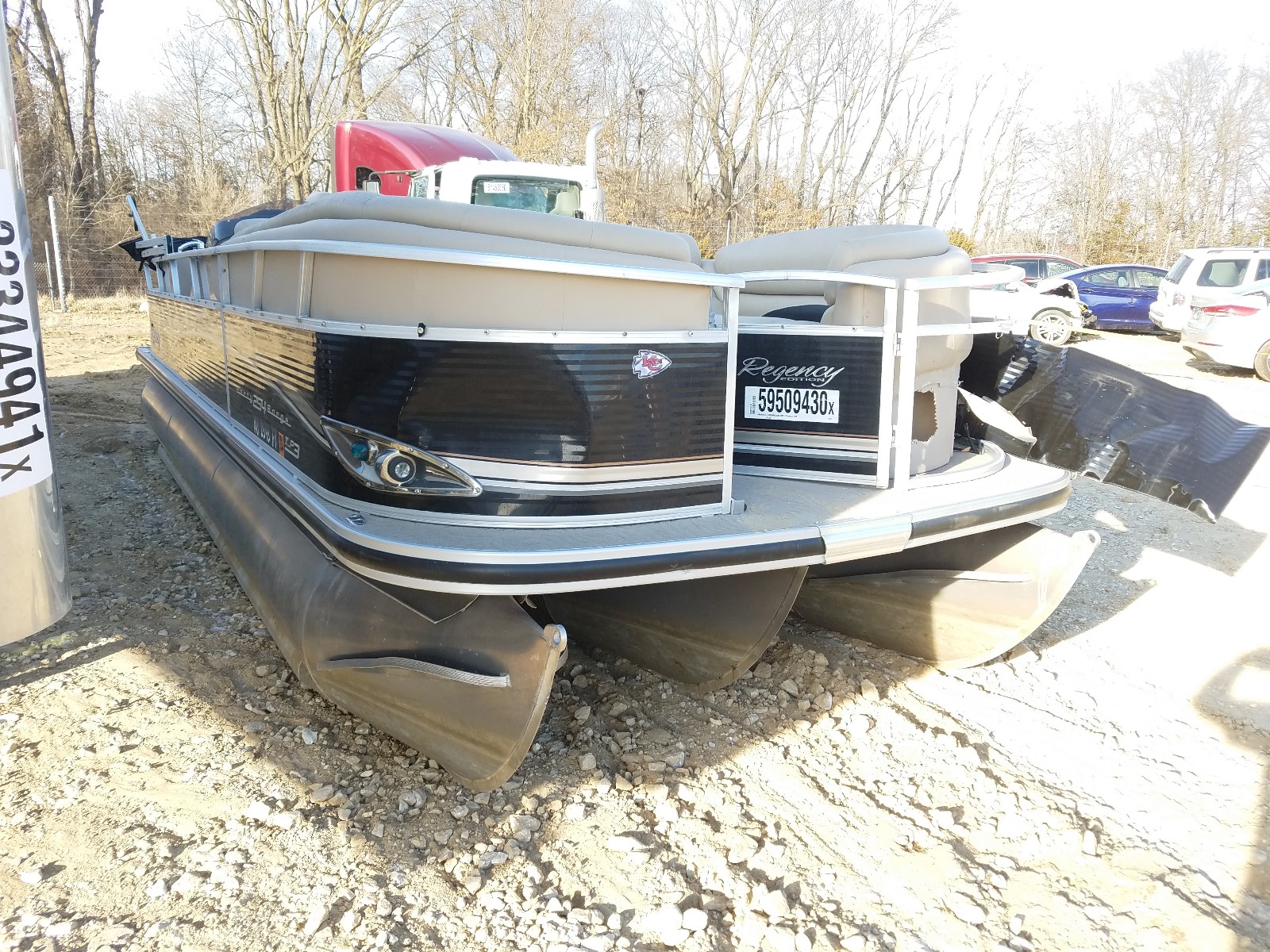 SUN TRACKER BOAT   *BUJ21211B313*