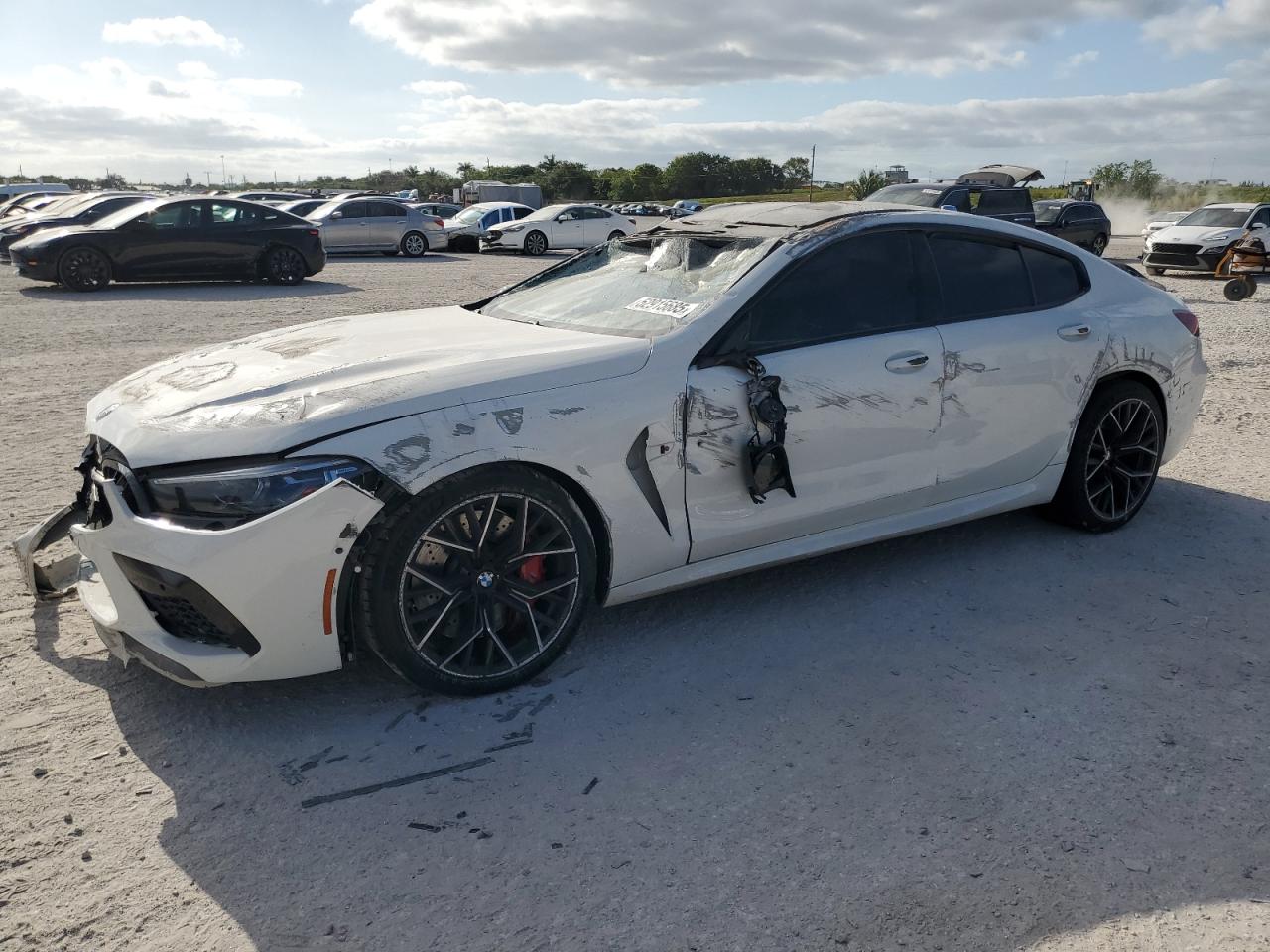 BMW M8   *WBSGV0C00NCH18306*