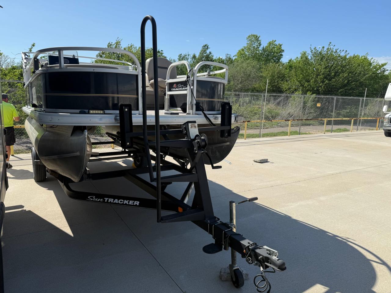 SUN TRACKER PARTYBARGE   *BUJ42675F920*