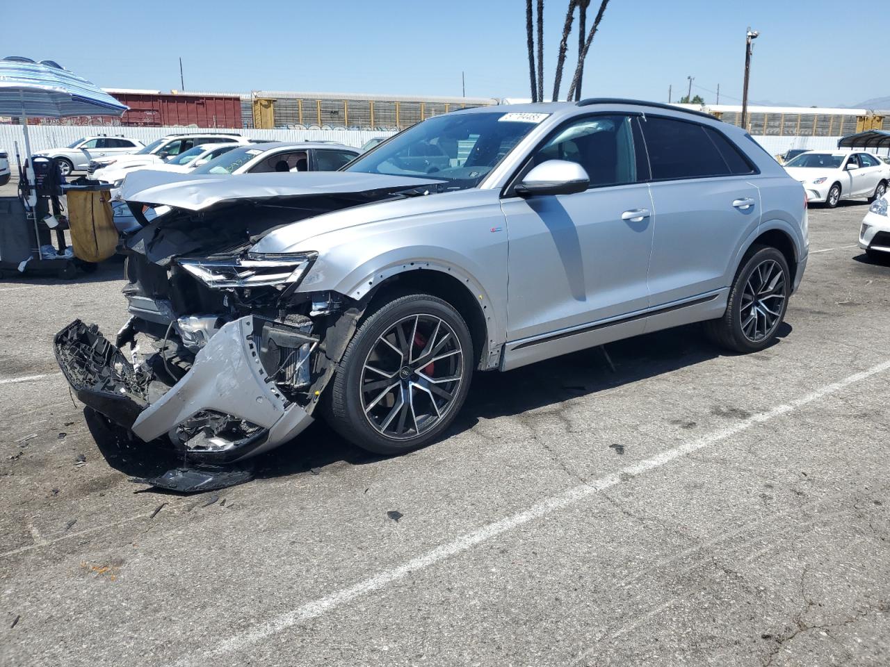 AUDI Q8 PREMIUM  *WA1EVBF18ND034572*