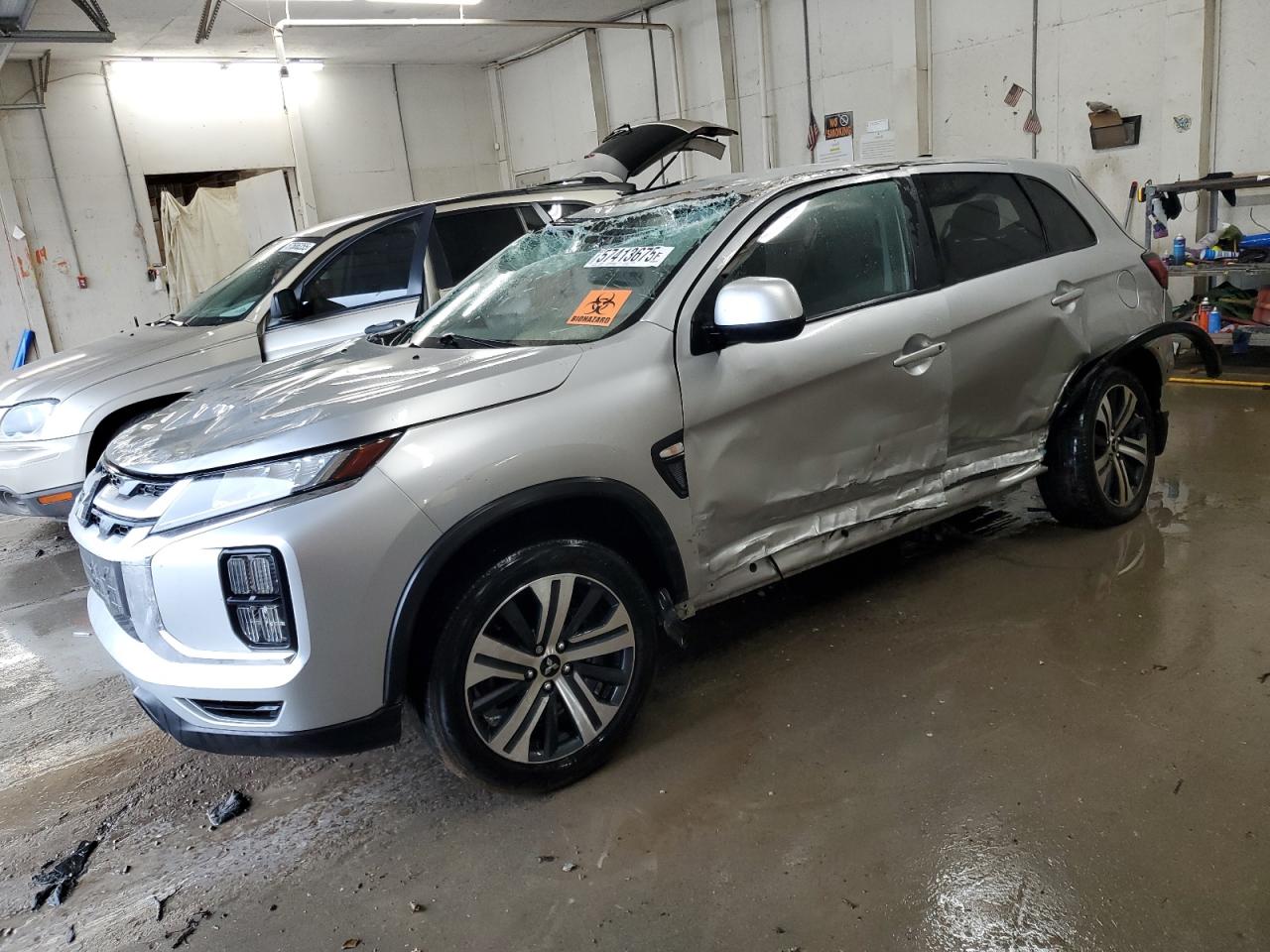 MITSUBISHI OUTLANDER   *JA4ARUAU0NU013084*