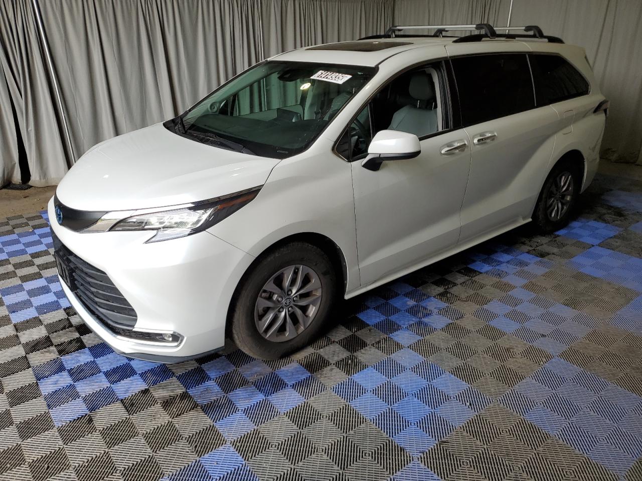 TOYOTA SIENNA XLE  *5TDJSKFC0NS071215*
