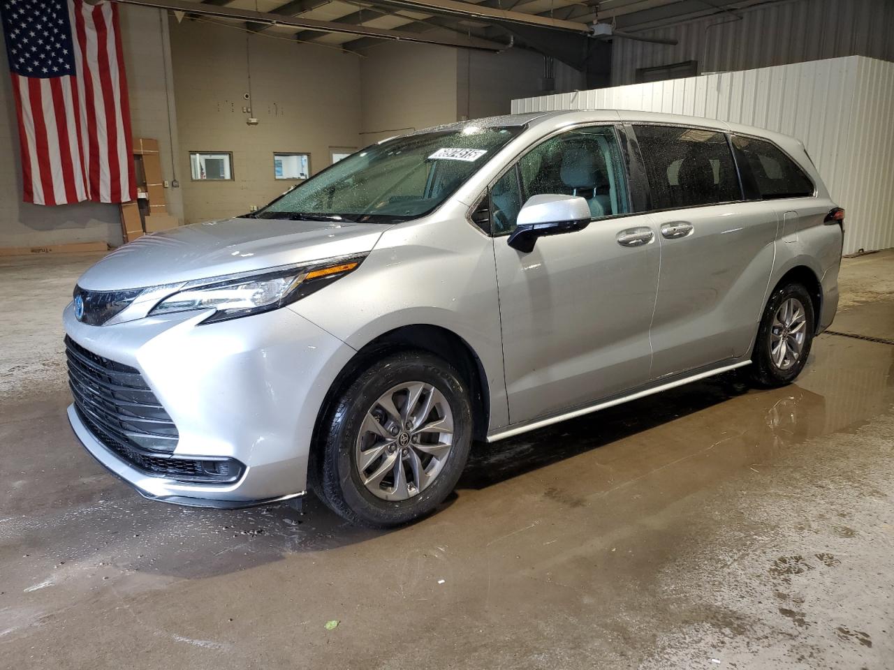 TOYOTA SIENNA LE  *5TDKRKEC2NS090169*