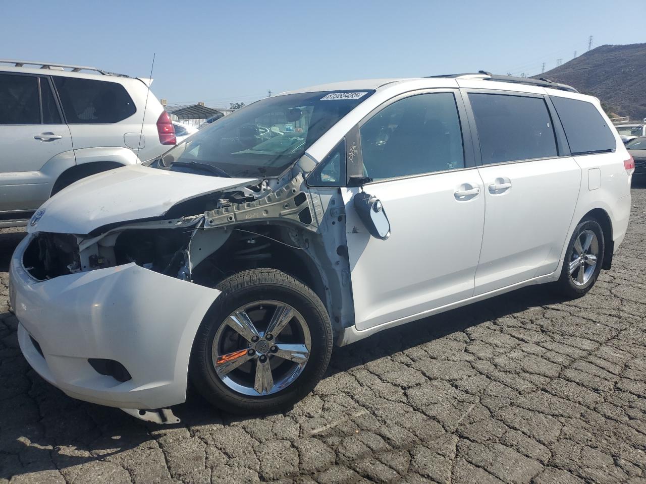 TOYOTA SIENNA LE  *5TDKK3DCXBS010074*