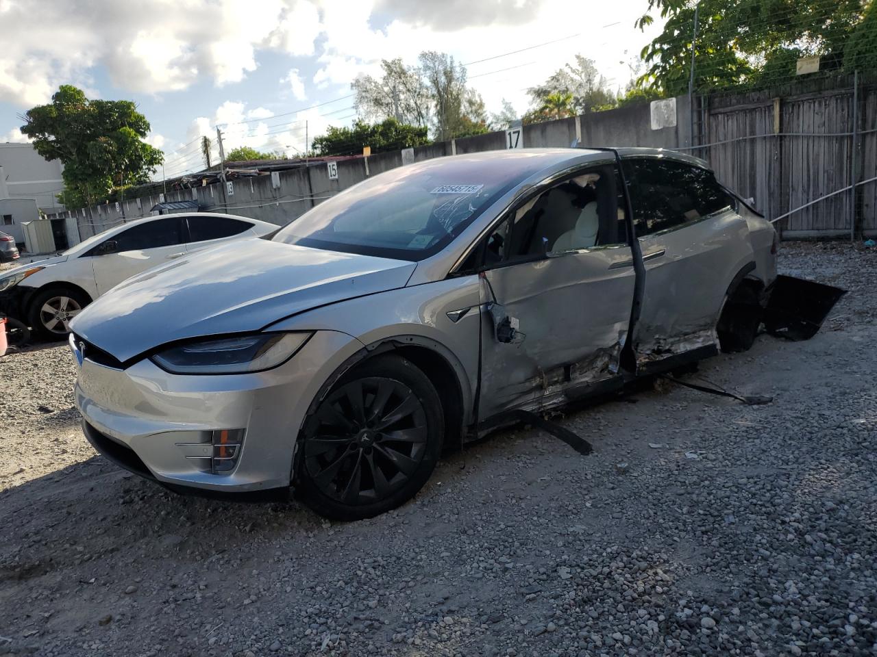 TESLA MODEL X   *5YJXCAE2XJF120607*