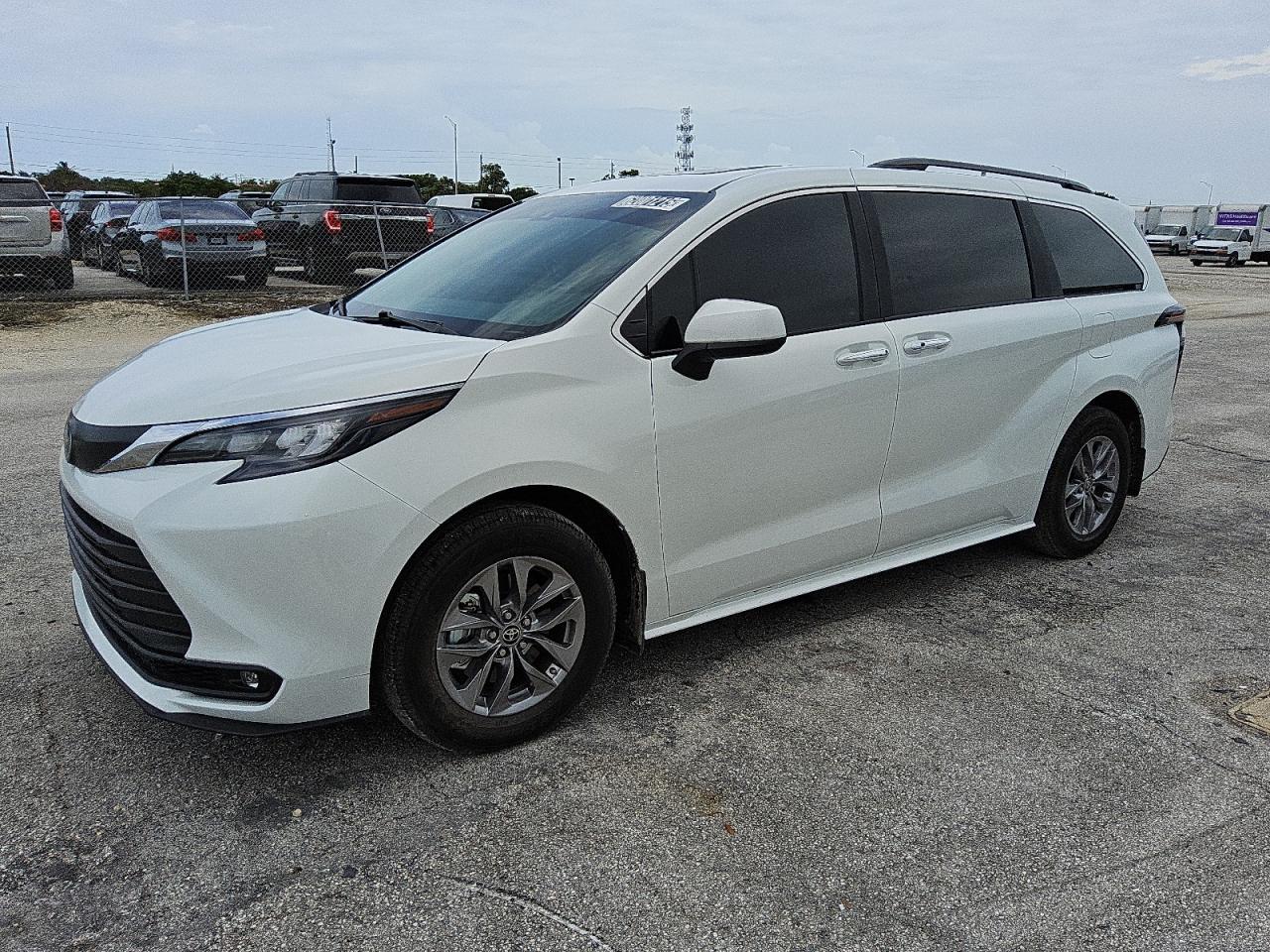 TOYOTA SIENNA XLE  *5TDYRKEC6SS241682*