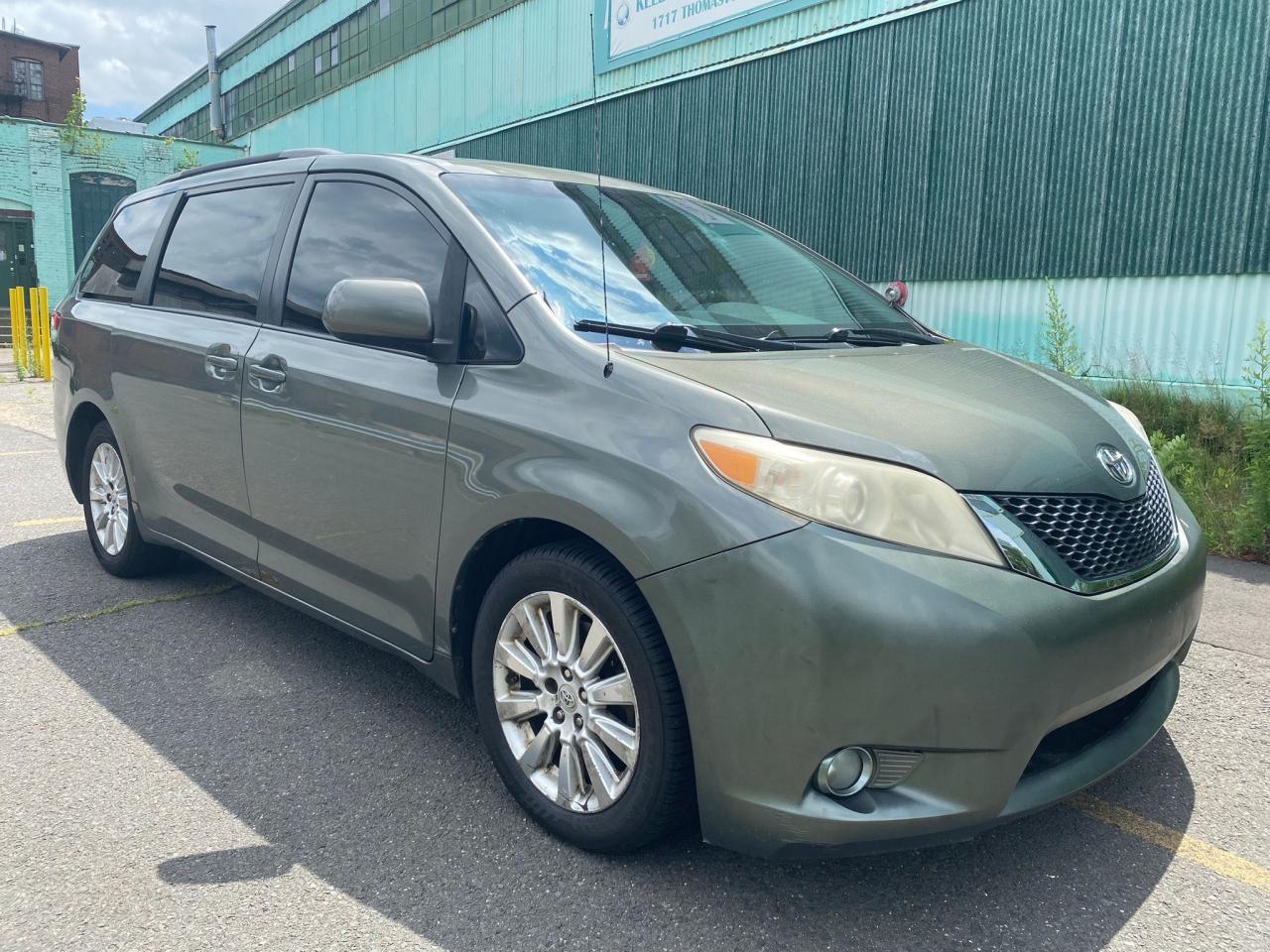 TOYOTA SIENNA XLE  *5TDDK3DC3BS023855*